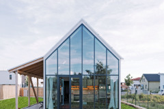 Slovenský architekt Peter Jurkovič dostal od mladého páru zdanlivo jednoduché zadanie: bývanie v malom dome na malom pozemku. ďalšou podmienkou bola pracovňa s dvomi stolmi a samozrejme všetko ďalšie, čo k rodinnému domčeku patrí: kuchyňa, spálňa, terasa otvorená do záhrady