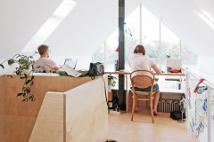 Pracovňa pod strechou zaručuje pokoj a súkromie. Je odtiaľ vidieť dole do obytnej miestnosti aj von cez presklenú fasádu. Stôl architekt Jurkovič umiestnil tak, aby sa užívatelia domu nemuseli vyhýbať šikmým plochám strechy - to je v podkroví častý problém, nie vždy dobre vyriešený