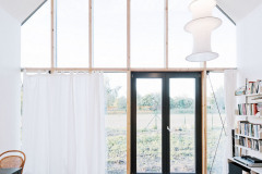 Presklené priečelie je obrátené na sever, takže sa interiér neprehrieva, je však dobre presvetlený a pôsobí ďaleko priestrannejšie, než je tomu v skutočnosti