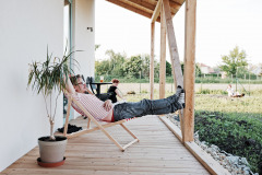 Domček je pre prázdninovú atmosféru s výhľadom do záhrady ako stvorený. Terasa je celkom malá, ale v daných proporciách sedí pri dome presne