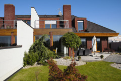 Starostlivo udržiavaná záhrada poskytuje dostatok súkromia, je vybudovaná na násype z vykopanej zeminy vysoko nad úrovňou okolitých pozemkov