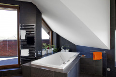 Kúpeľňa má priamy východ na lodžiu. Zaujalo nás atypické umiestnenie vane i výrazný obklad v antracitovom odtieni