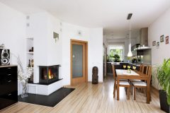 Celý obývací priestor domu spája plávajúca dlážka v jednotnom dezéne