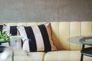 Efekt hrubého industriálneho betónu je výraznejší a plastickejší než ťahaný betón. Jeho vytvorenie vyžaduje o trochu silnejšiu vrstvu stierky