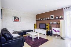 Obývacia časť s televíznym „kútom“ je voľne prepojená s jedálňou a kuchyňou