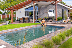 Myslieť na bazén sa oplatí už pri stavbe domu. Prvým krokom je nájsť najvhodnejšie miesto. Dôležité je zvoliť čo najslnečnejšiu polohu, ak možno mimo dosahu padajúceho lístia (MOUNTFIELD)