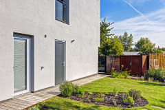 Návrh záhrady vznikol v spolupráci s Ing. arch. Michaelou Vlachovou. Na chodníčky sa použili staré.