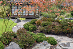 Po kameňoch okolo ostrovčekov v mori trávnika sa dostanete do tajomného čajového pavilónu