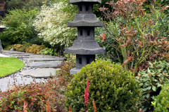 V záhrade japonského typu nesmú chýbať špecifické artefakty. Nájdete tu hneď niekoľko japonských lámp