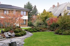 Majiteľ si prial diskrétnu záhradu, ktorá by nadväzovala na architektúru už stojaceho domu a zároveň korešpondovala s jeho záľubou v pestovaní bonsajov