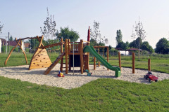 Herná zostava zložená z dvojhojdačky a šmykľavky s tabuľou. Vyrába sa z agátového dreva (TRANTOŠ)