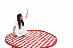 Hry na trávniku si môžete spríjemniť pomocou mäkkej podložky. Okrem toho, že vás ochráni pred chladom a  mravcami, poslúži aj ako imaginárny ostrov (BONAMI)