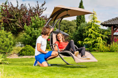 Ako v siedmom nebi si budete pripadať v štýlovom závesnom ležadle Serenity s pevnou a odolnou konštrukciou z ocele a strieškou na ochranu pred slnečnými lúčmi (Mountfield)