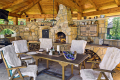 Vonkajšia kamenná kuchyňa eliptického tvaru s veľkým barom,        s doskou z masívneho dreva, grilom     a udiarňou. Kuchyňu postavili                 z pieskovca s vysokým obsahom kremeňa, čo je materiál odolný proti poveternostným vplyvom