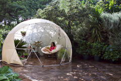 Štýlová zimná záhrada, čítací kútik či letný altánok - to všetko ponúka záhradné iglu. Vyrába sa z kvalitného materiálu, ktorý je odolný proti nepriaznivému aj príliš teplému počasiu a je ideálny na leto aj na zimu (BONAMI)