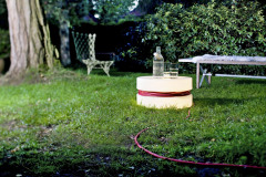 Svietidlo Yoyo osvetlí vďaka dlhému prívodnému káblu každý kút záhrady. Navyše poslúži aj ako odkladací stolík (BONAMI)