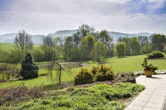 Z terasy pri dome sa otvára čarokrásna panoráma záhrady a protiľahlých vrchov