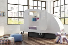 Postel Karaván (MATHY BYBOLS) má vnútri dlhý úložnýbox, police, háciky i „ŠPZ-ku“s menom, cena: 1 076,56 €,www.space4kids.cz