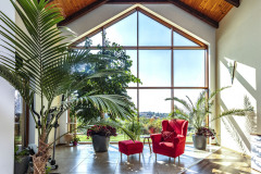 Zimná záhrada s presklením vo výške dvoch podlaží zvýrazňuje polohu domu s impozantným výhľadom