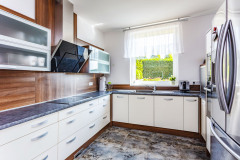 Kuchyňa má výhľad na východnú stranu. Linka je vyrobená z lakovaných MDF dosiek v kombinácii s čerešňovým dekórom